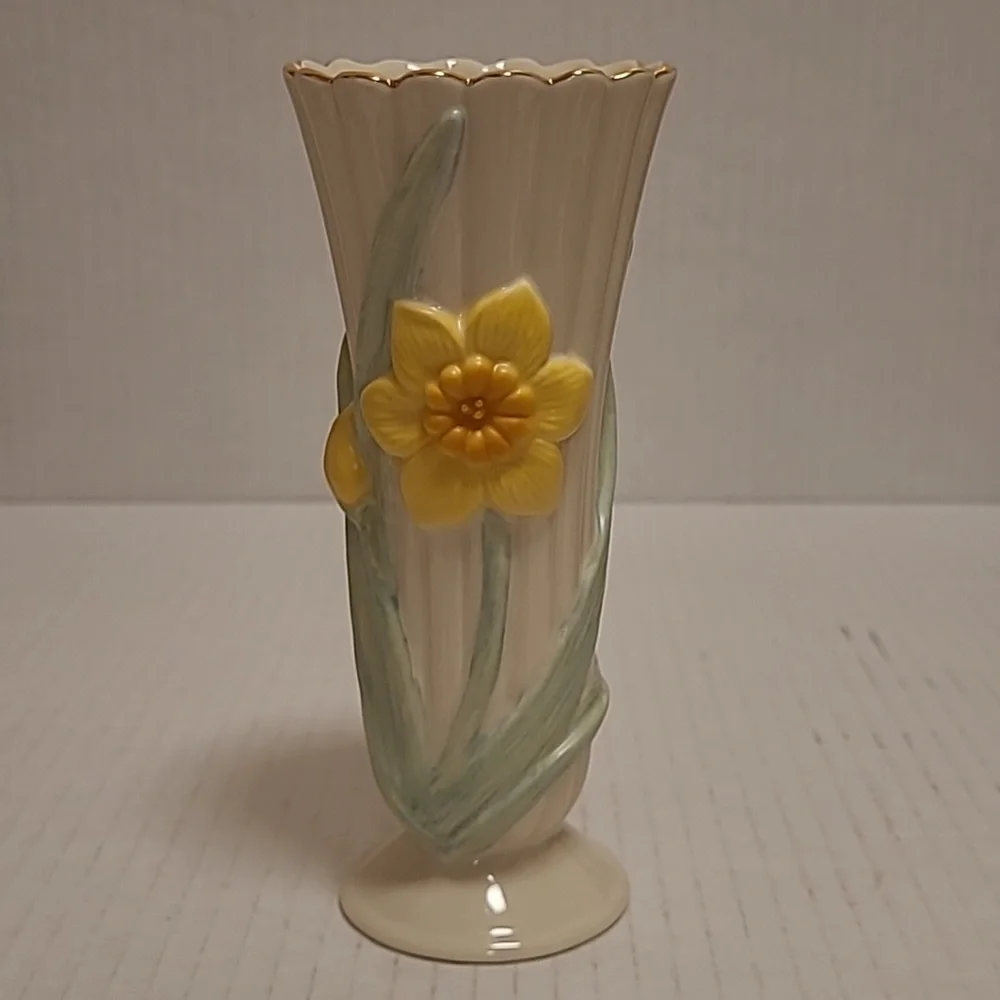 Lenox Daffodils in Bloom Bud Vase with Gold Trim